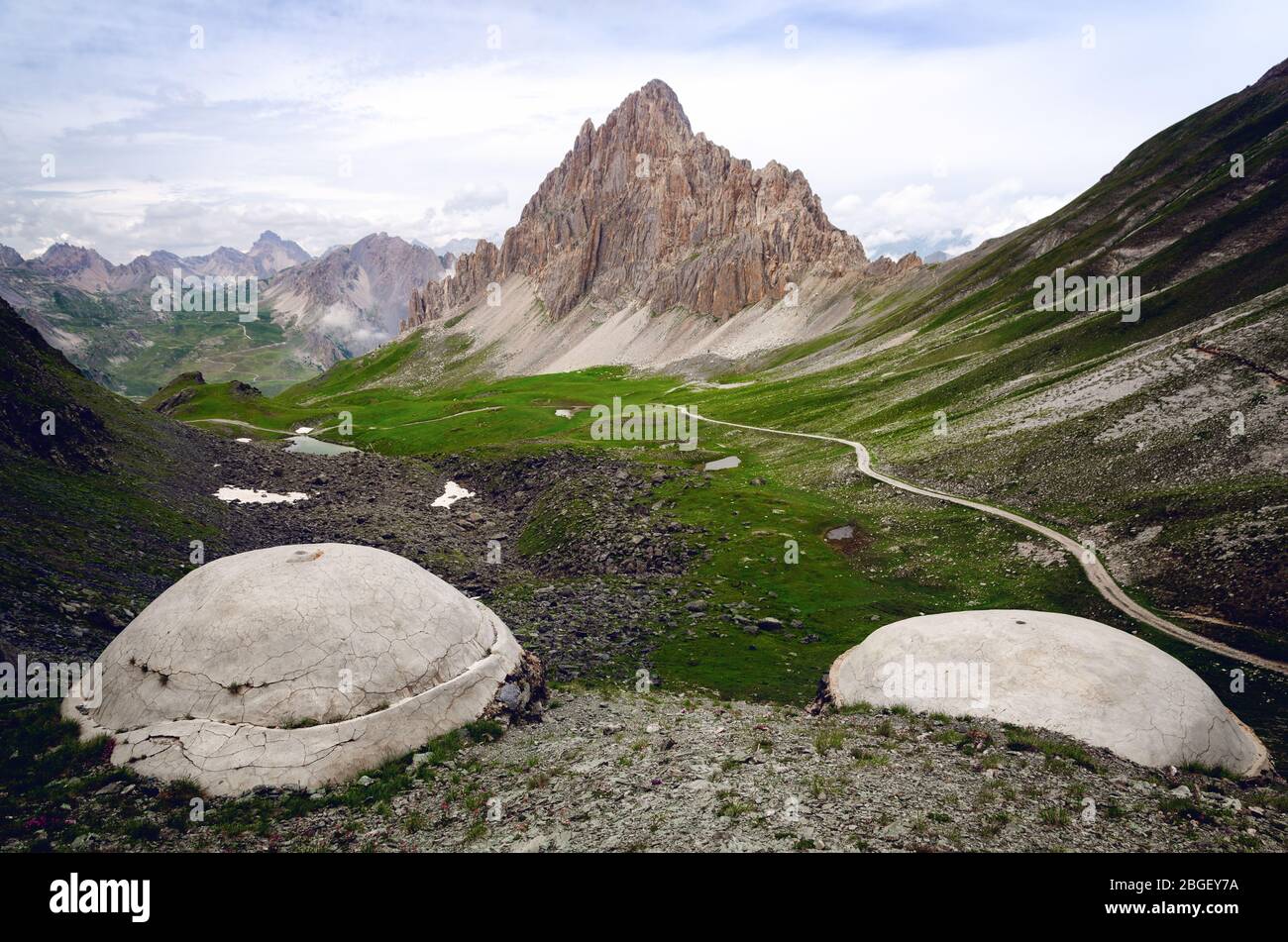 La Rocca la Meja, célèbre montagne de pic dans les Alpes du Piémont, en italie, avec de vieilles ruines militaires à proximité de la guerre mondiale Banque D'Images