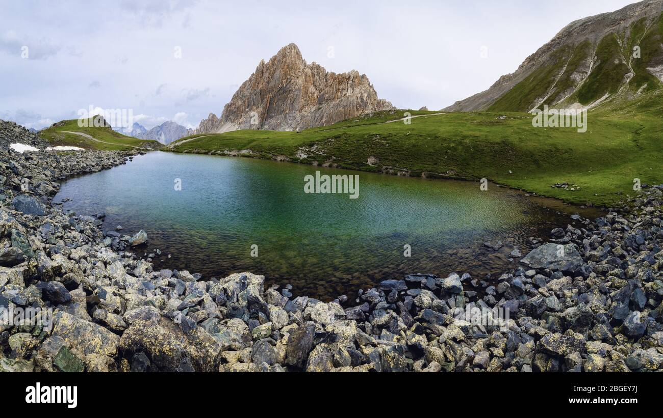 La Rocca la Meja, célèbre montagne de pic dans les Alpes de che du Piémont, en italie, avec le lac voisin et la chaîne de montagnes autour Banque D'Images