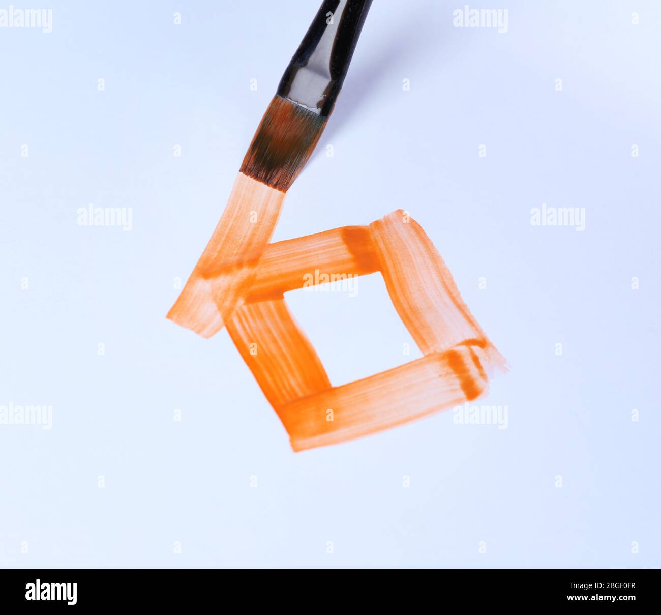 Enfant dessine la maison avec des aquarelles, gros plan Banque D'Images