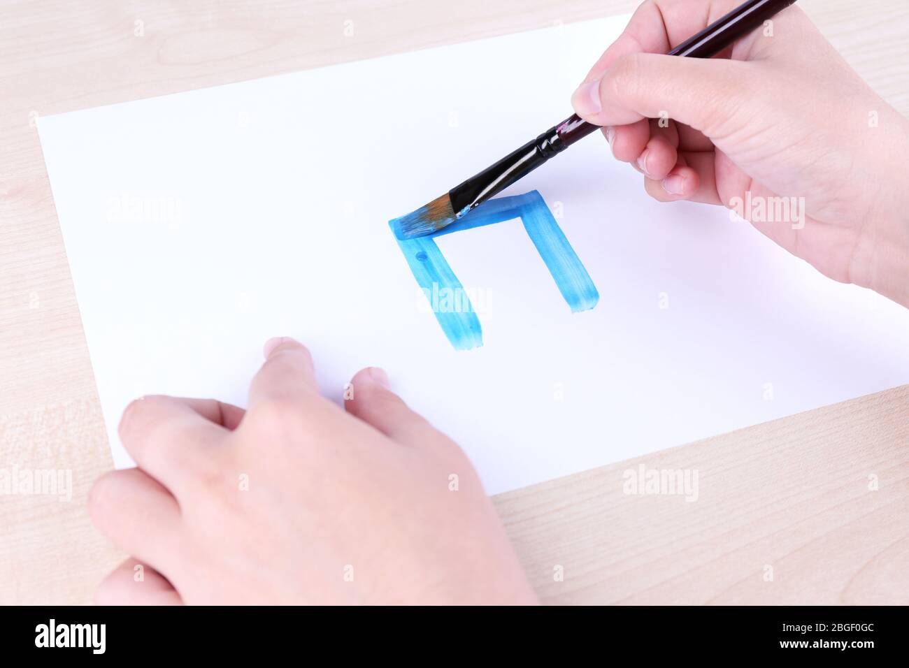 Enfant dessine la maison avec des aquarelles, gros plan Banque D'Images