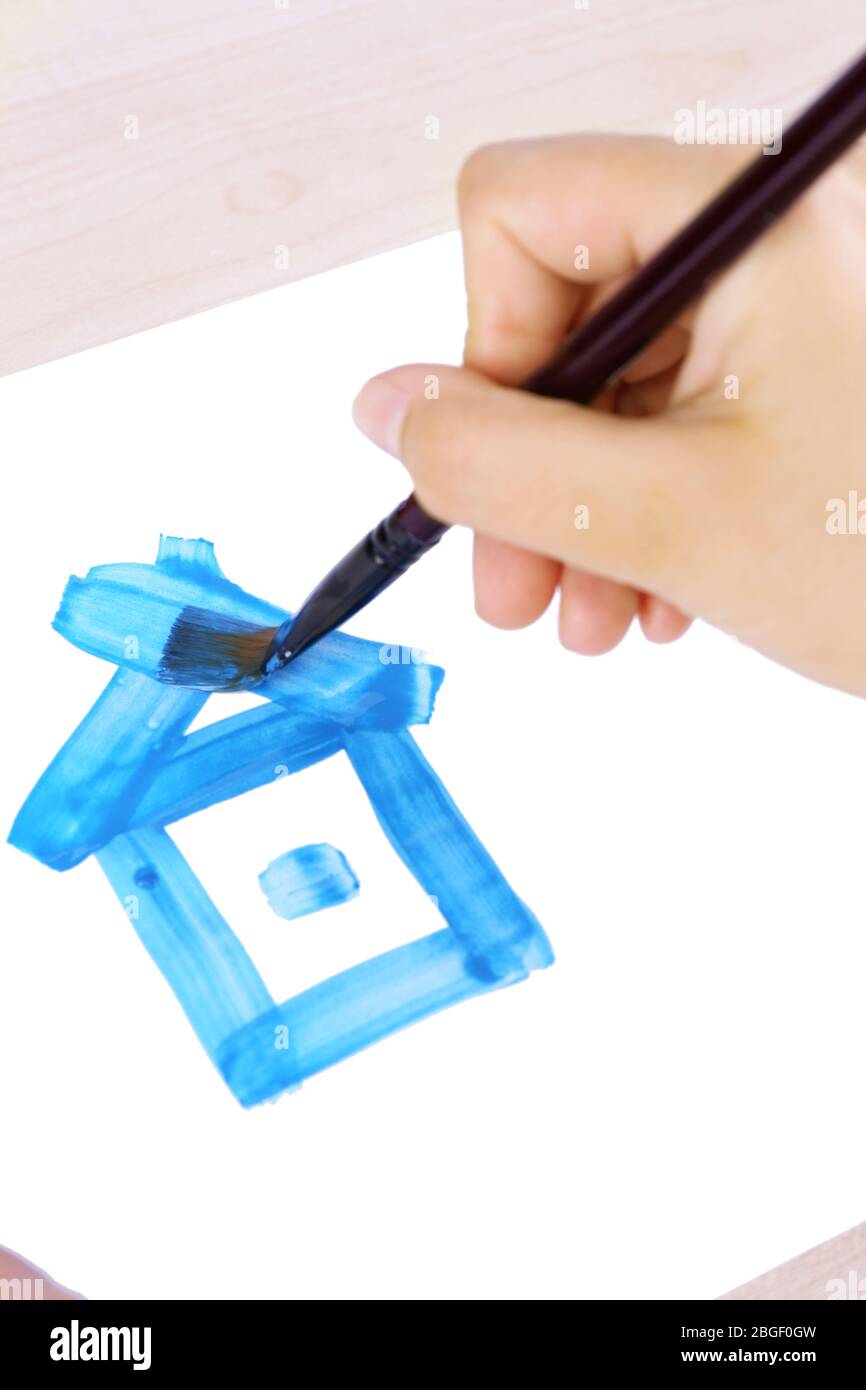 Enfant dessine la maison avec des aquarelles, gros plan Banque D'Images