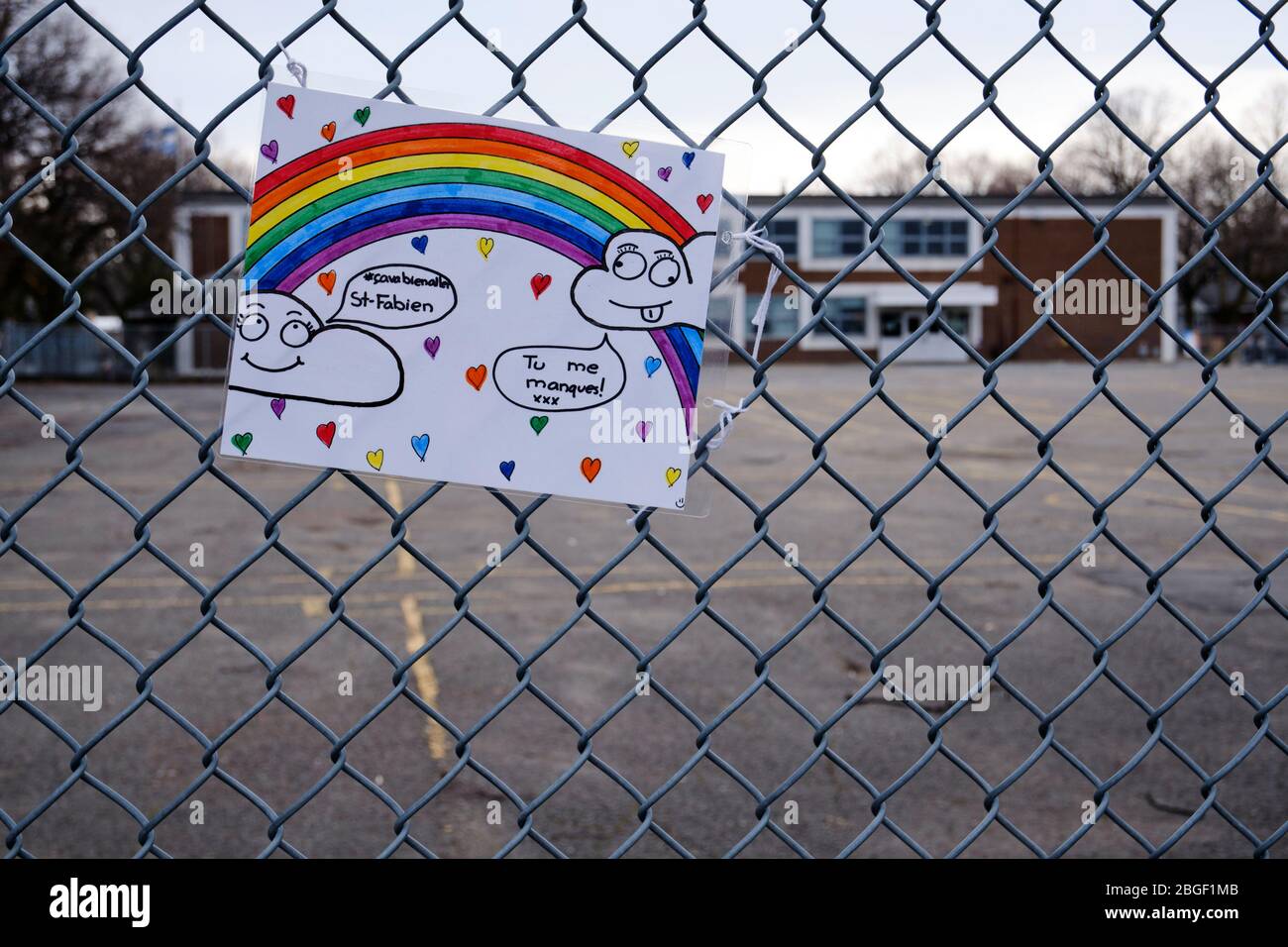 Montréal, Québec, Canada. 21 avril 2020. Messages d'espoir Rainbow des élèves et des enseignants de l'école élémentaire St-Fabien, à l'est de la ville. Après avoir laissé entendre la semaine dernière que les écoles de la province pourraient rouvrir le 4 mai, le premier ministre a annoncé que les écoles du Québec ne rouvriront pas à ce moment-là comme prévu. La proposition initiale avait suscité de grandes inquiétudes au sein de groupes de parents et d'enseignants, avec une pétition demandant de retarder l'ouverture jusqu'à septembre rassemblant plus de 180,000 noms en quelques jours. Credit: Meanderingemu/Alamy Live News Banque D'Images