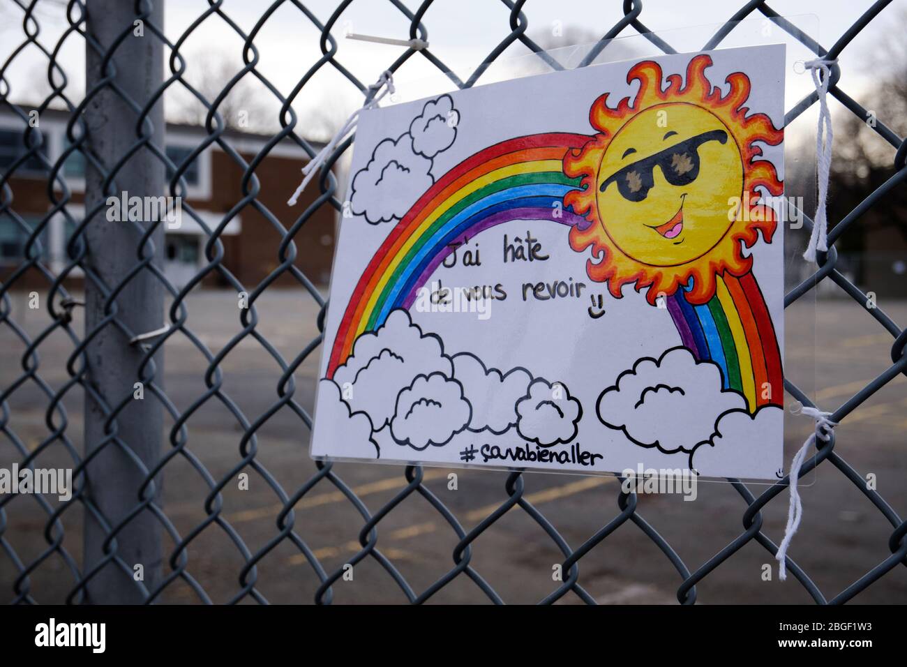 Montréal, Québec, Canada. 21 avril 2020. Messages d'espoir Rainbow des élèves et des enseignants de l'école élémentaire St-Fabien, à l'est de la ville. Après avoir laissé entendre la semaine dernière que les écoles de la province pourraient rouvrir le 4 mai, le premier ministre a annoncé que les écoles du Québec ne rouvriront pas à ce moment-là comme prévu. La proposition initiale avait suscité de grandes inquiétudes au sein de groupes de parents et d'enseignants, avec une pétition demandant de retarder l'ouverture jusqu'à septembre rassemblant plus de 180,000 noms en quelques jours. Credit: Meanderingemu/Alamy Live News Banque D'Images