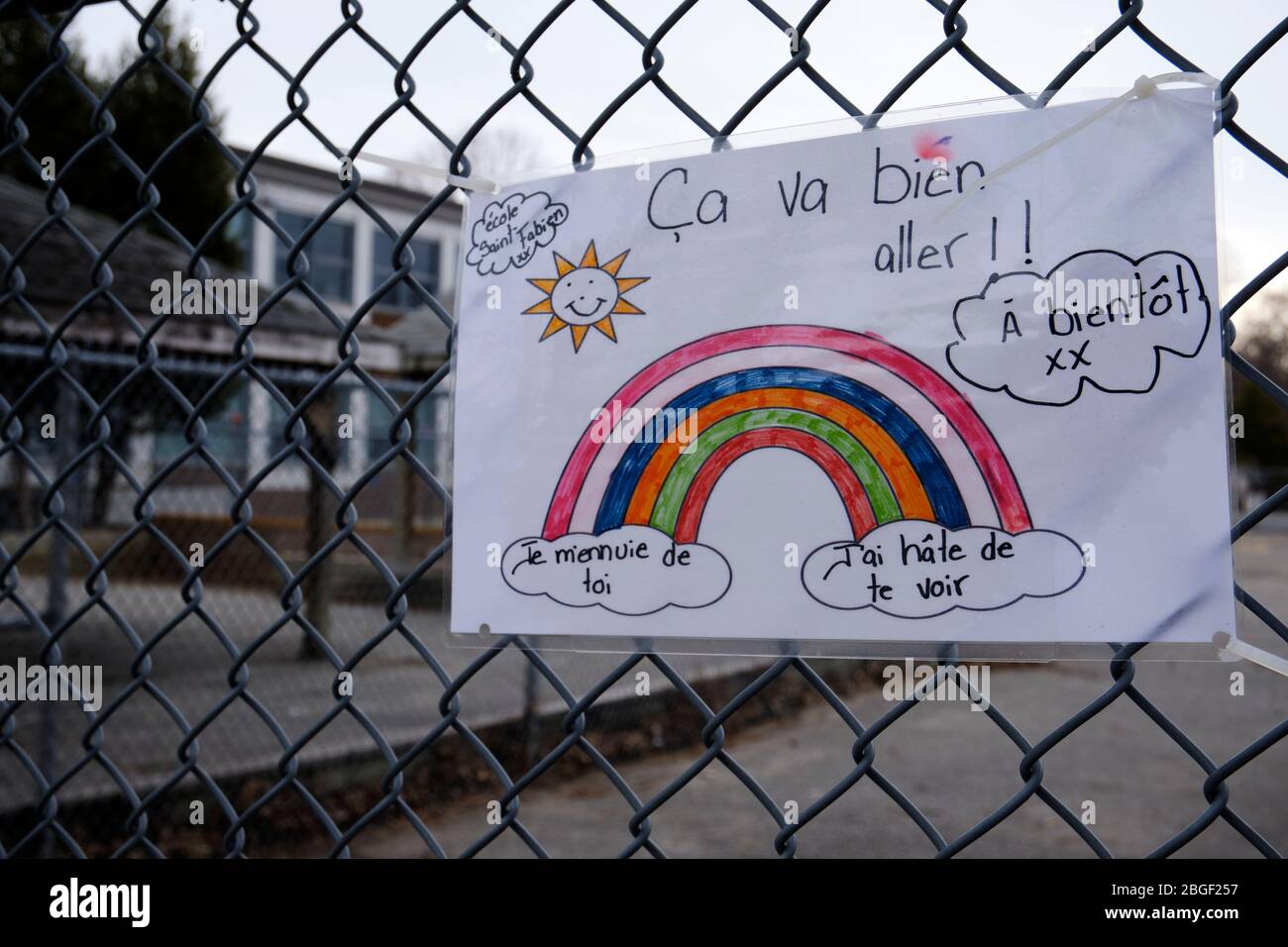 Montréal, Québec, Canada. 21 avril 2020. Messages d'espoir Rainbow des élèves et des enseignants de l'école élémentaire St-Fabien, à l'est de la ville. Après avoir laissé entendre la semaine dernière que les écoles de la province pourraient rouvrir le 4 mai, le premier ministre a annoncé que les écoles du Québec ne rouvriront pas à ce moment-là comme prévu. La proposition initiale avait suscité de grandes inquiétudes au sein de groupes de parents et d'enseignants, avec une pétition demandant de retarder l'ouverture jusqu'à septembre rassemblant plus de 180,000 noms en quelques jours. Credit: Meanderingemu/Alamy Live News Banque D'Images