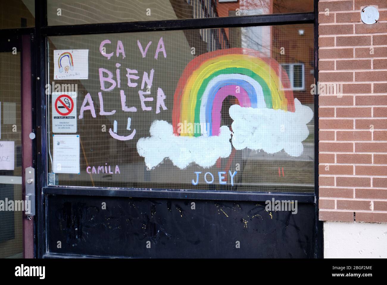 Montréal, Québec, Canada. 21 avril 2020. Rainbow messages d'espoir des élèves et des enseignants sur l'annexe de l'école élémentaire St-Fabien à l'est de la ville. Après avoir laissé entendre la semaine dernière que les écoles de la province pourraient rouvrir le 4 mai, le premier ministre a annoncé que les écoles du Québec ne rouvriront pas à ce moment-là comme prévu. La proposition initiale avait suscité de grandes inquiétudes au sein de groupes de parents et d'enseignants, avec une pétition demandant de retarder l'ouverture jusqu'à septembre rassemblant plus de 180,000 noms en quelques jours. Credit: Meanderingemu / Alamy Live News Banque D'Images