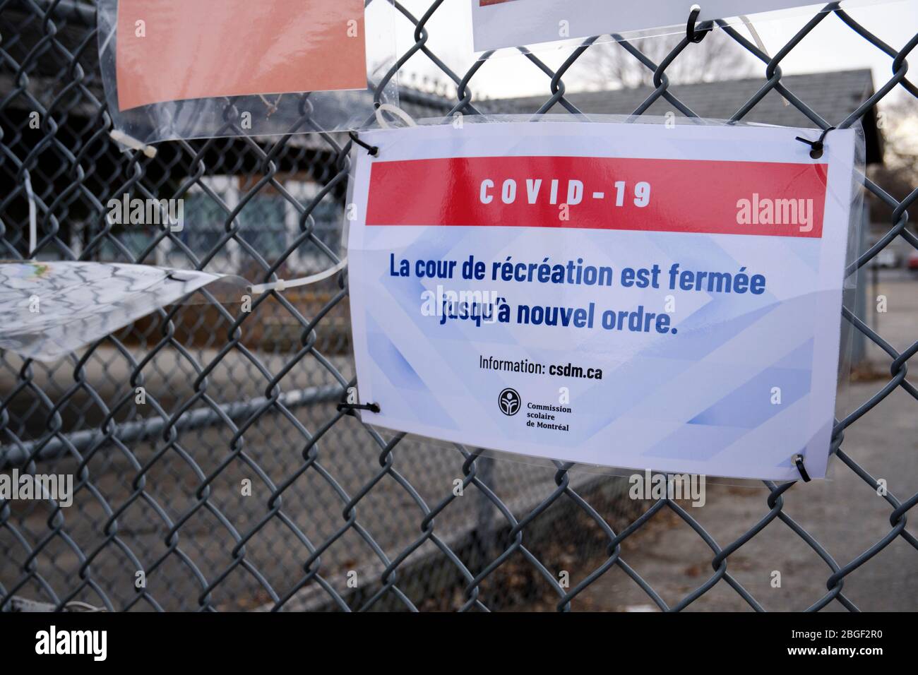 Montréal, Québec, Canada. 21 avril 2020. Messages d'espoir Rainbow des élèves et des enseignants de l'école élémentaire St-Fabien, à l'est de la ville. Banque D'Images