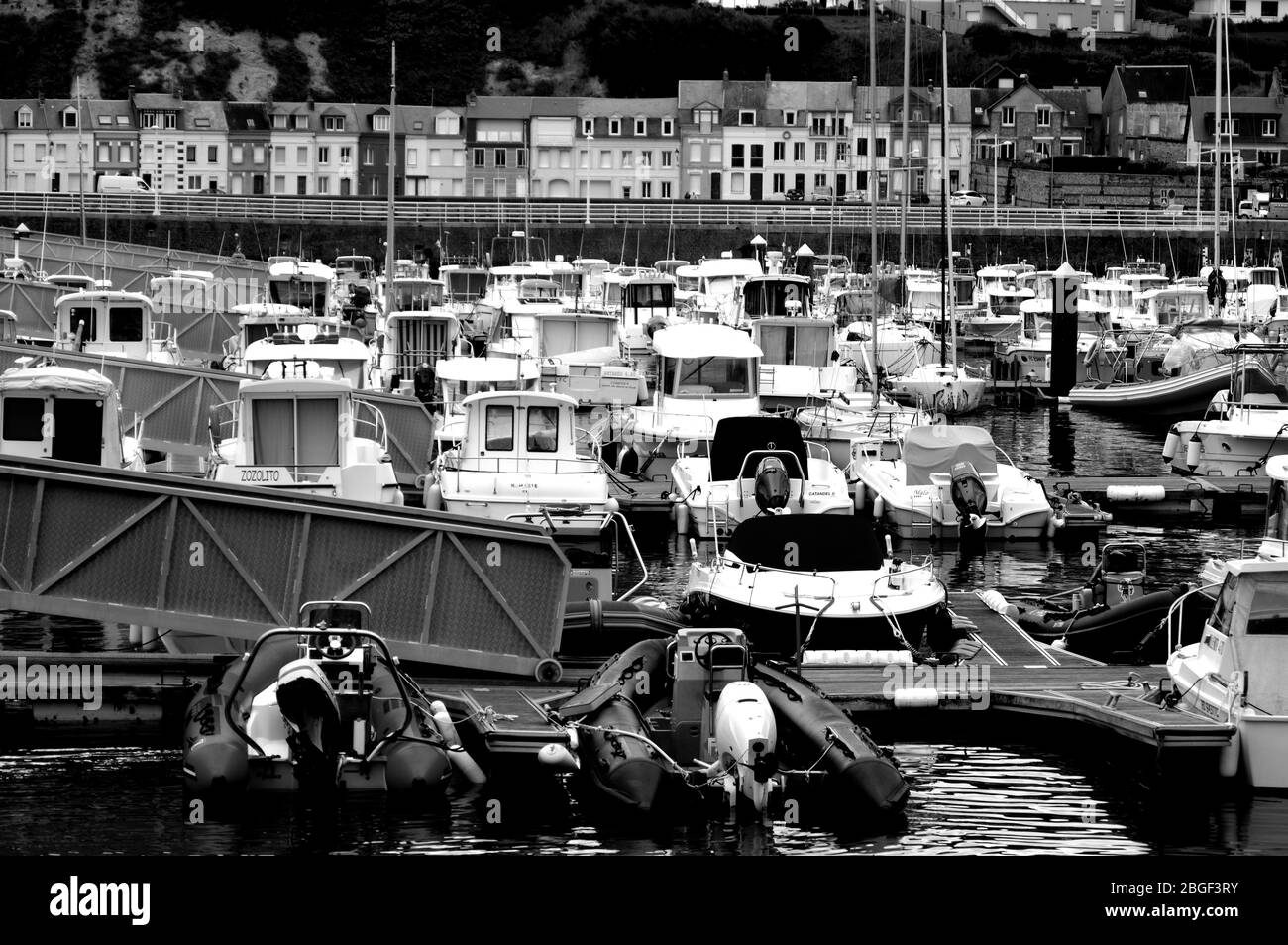 Bateaux à voile dans le port en été. Banque D'Images