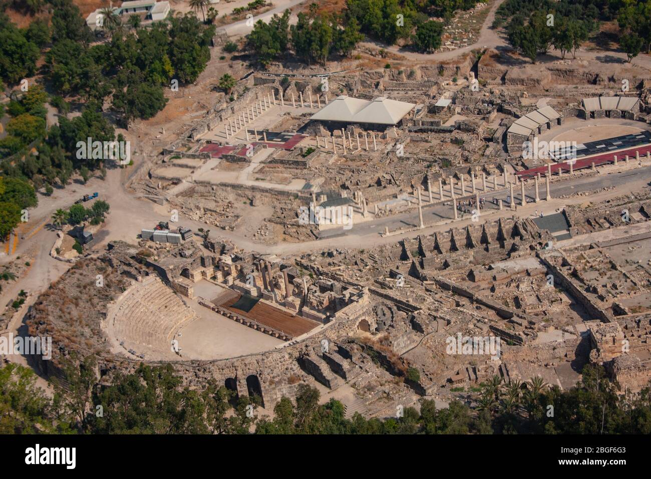 Vue aérienne de l'ancienne Beit Shea, la ville grecque / romaine de Scythopolis. La menace romaine rénovée sur la gauche Banque D'Images