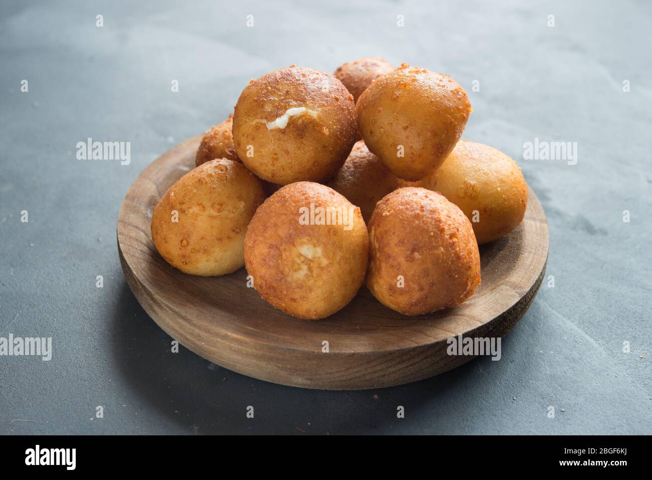 Buñuelo colombien traditionnel - pain profond au fromage frit Banque D'Images