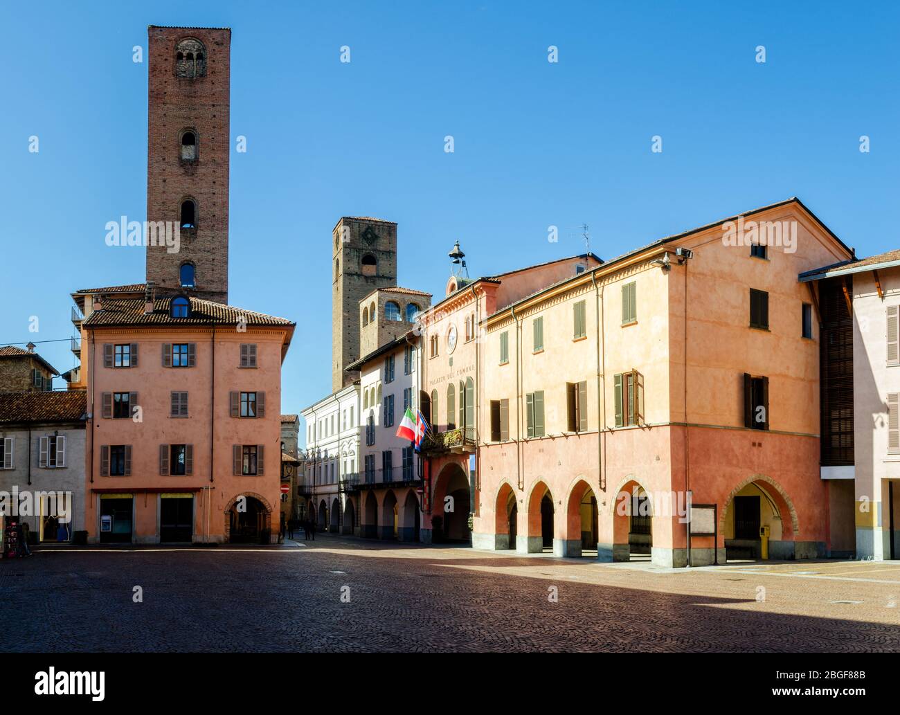 Piazza Risorgimento, place principale de l'Alba (Piémont, Italie) avec hôtel de ville et tours médiévales Banque D'Images