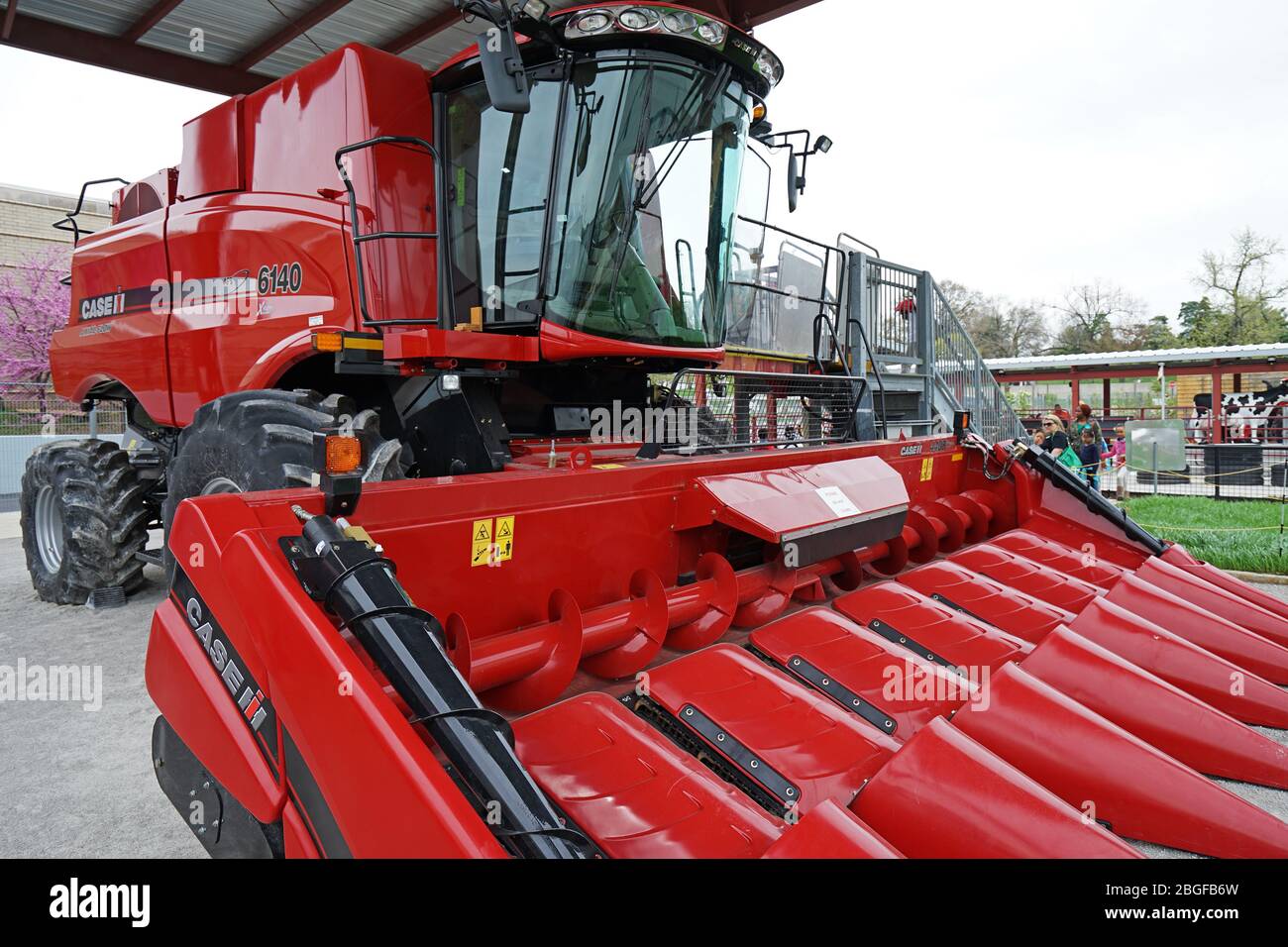 Conception extérieure de la machine à moissonneuse-batteuse rouge « case IH Axial Flow 6140 » au Centre scientifique Saint Louis -St.Louis, Mo Banque D'Images