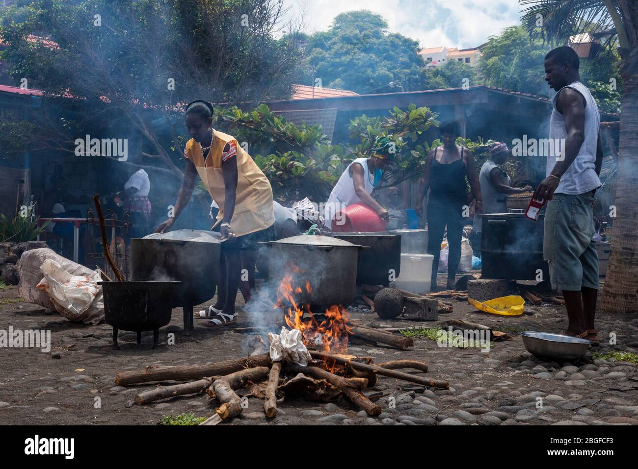 Des femmes africaines cuisinant à un festival populaire, Cidade Velha, Cap-Vert Banque D'Images