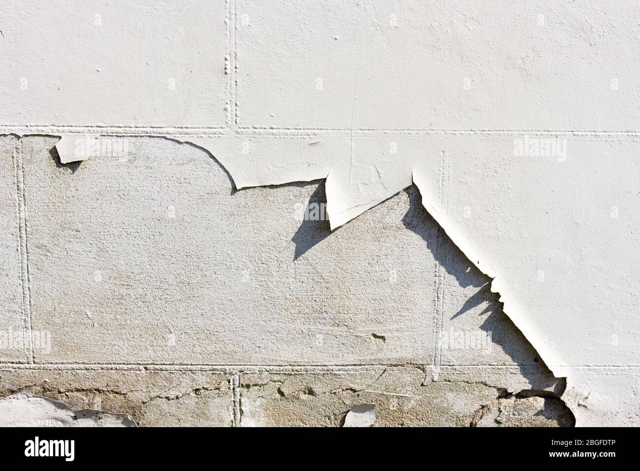 Peinture blanche décollement d'une fermeture de mur Banque D'Images