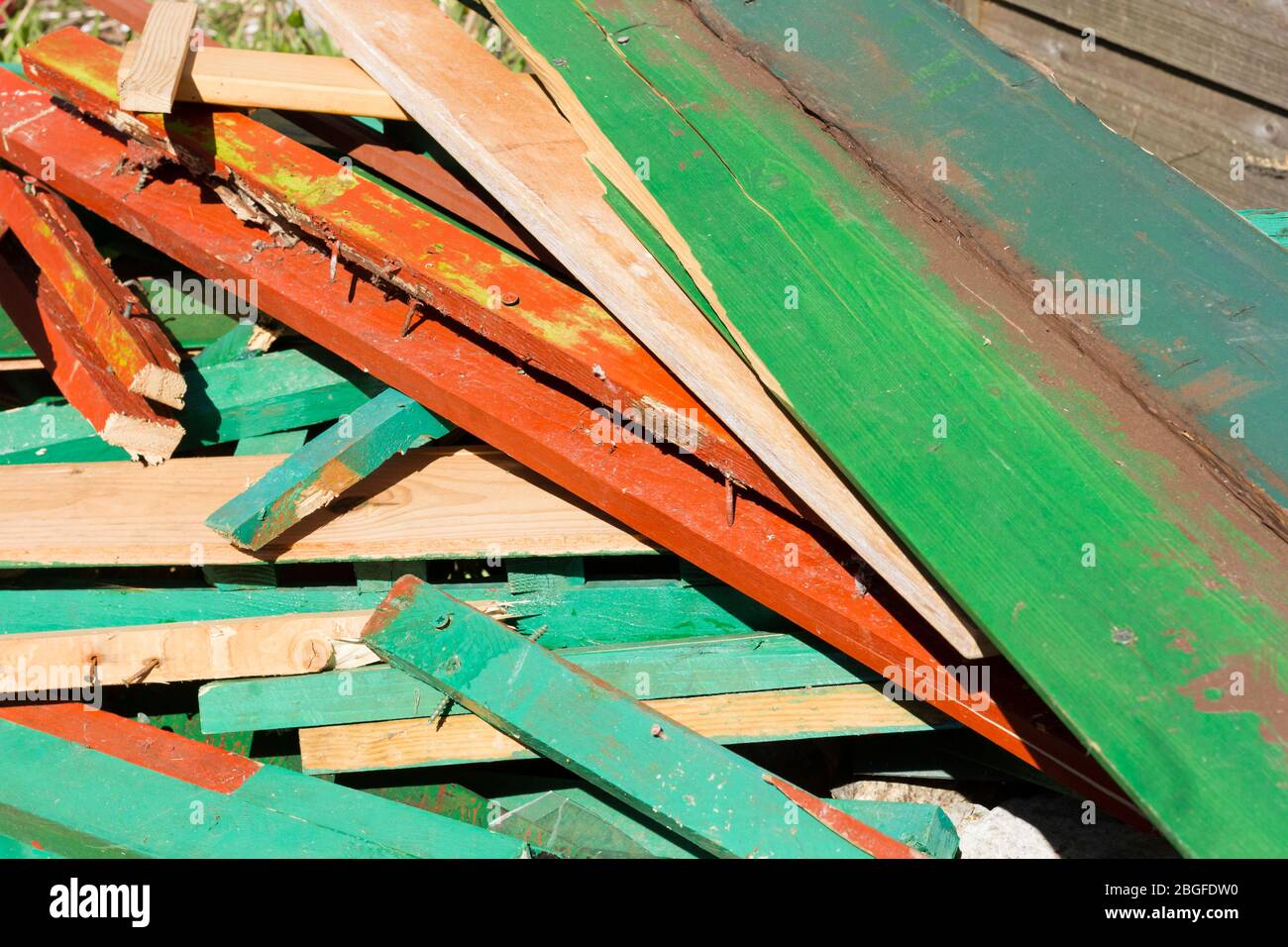 Une pile de vieux bois peint Banque D'Images