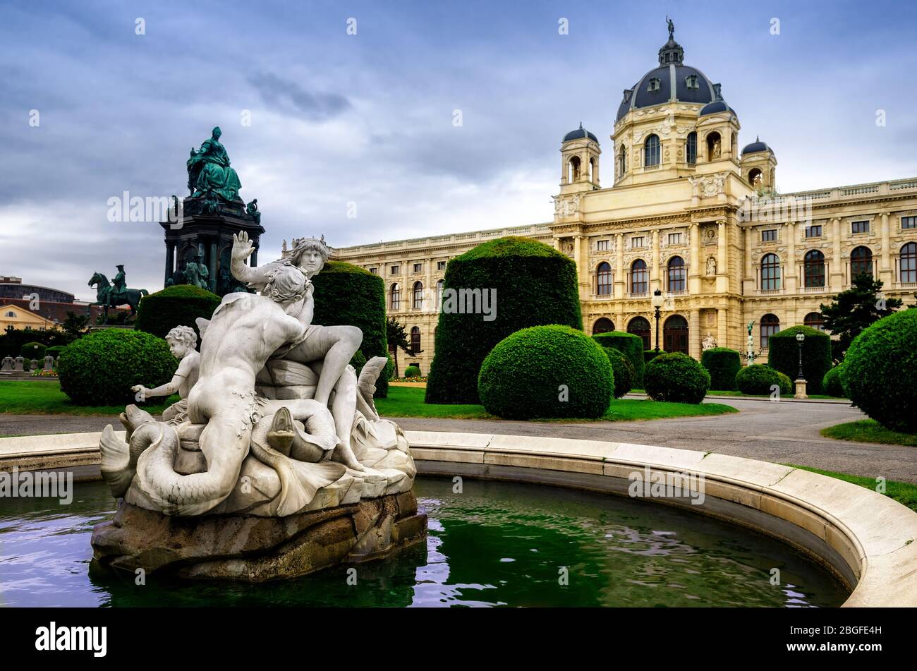 Maria-Theresien-Platz à Vienne, parc public avec musée d'Histoire naturelle sur le fond Banque D'Images