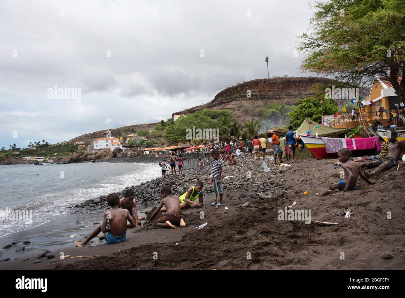 Les gens sur la plage à Cidade Velha, au Cap Vert Banque D'Images