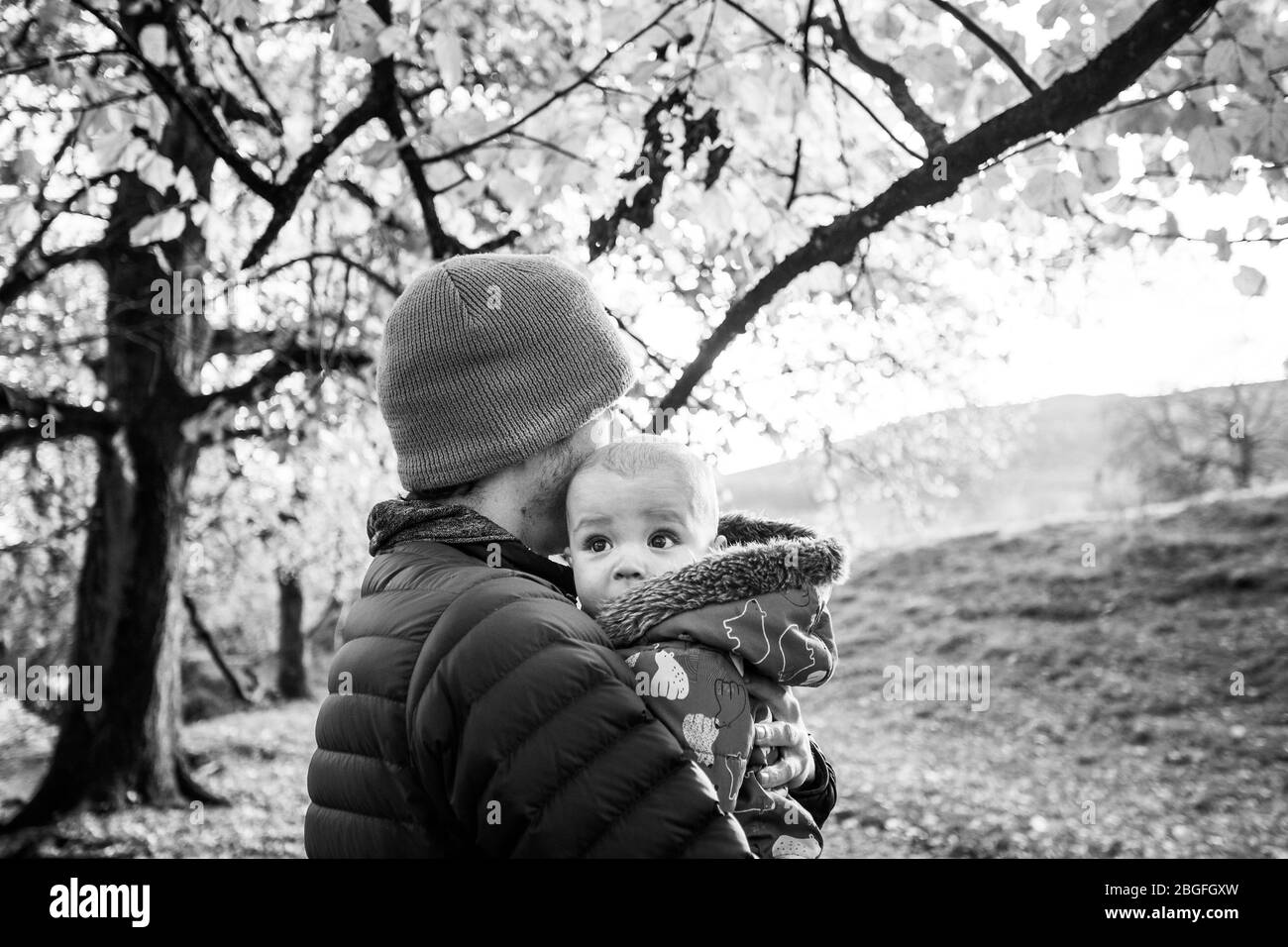 Bébé et père mignon en feuilles d'automne Banque D'Images