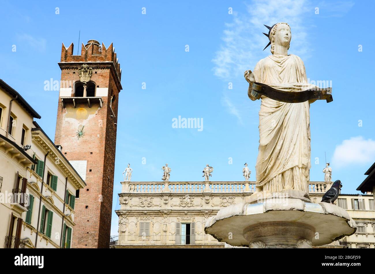 Vérone, Italie - vue sur la fontaine de notre Dame (Fontana Madonna) sur la place Piazza delle Erbe. Banque D'Images