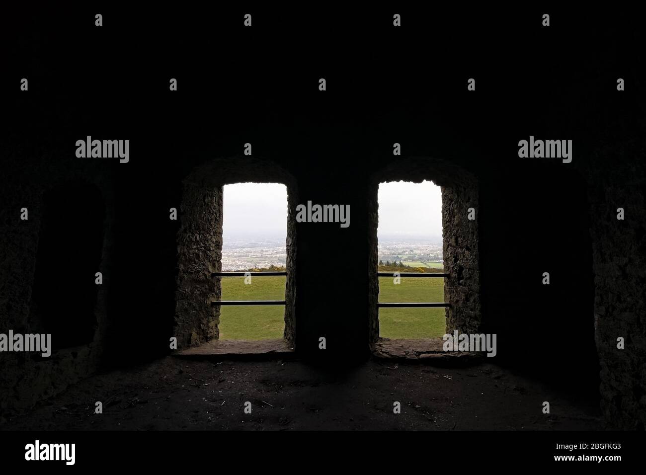 Fenêtres dans le vieux pavillon de chasse fortifié Hell Fire Club, surplombant la ville de Dublin hazy. Banque D'Images