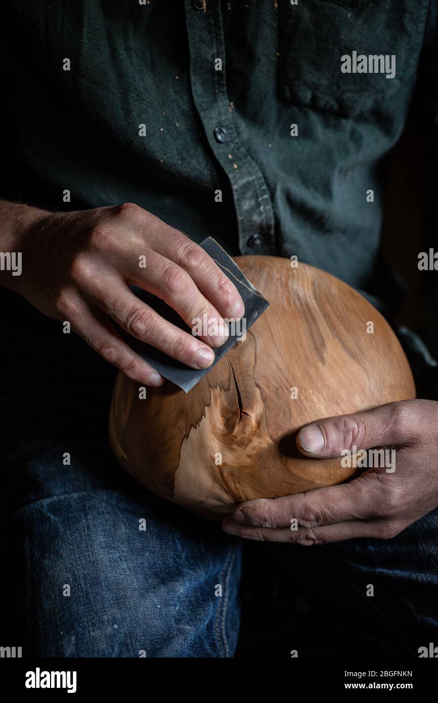 Un bol soigneusement poncé. Banque D'Images