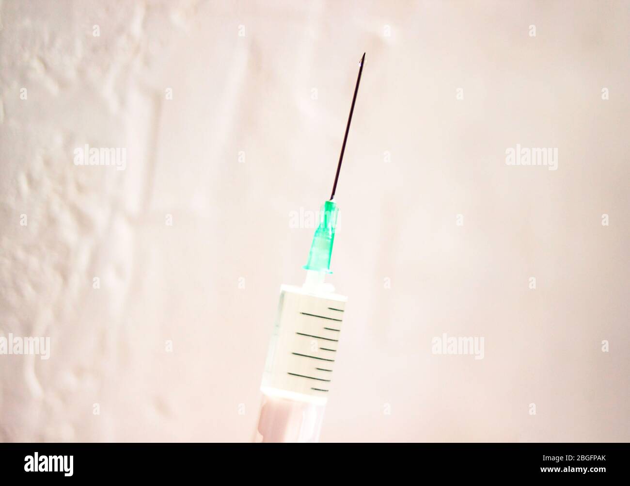 Écureuil aiguille seringue avec médicament pour injection intramusculaire médicale sur fond blanc Banque D'Images