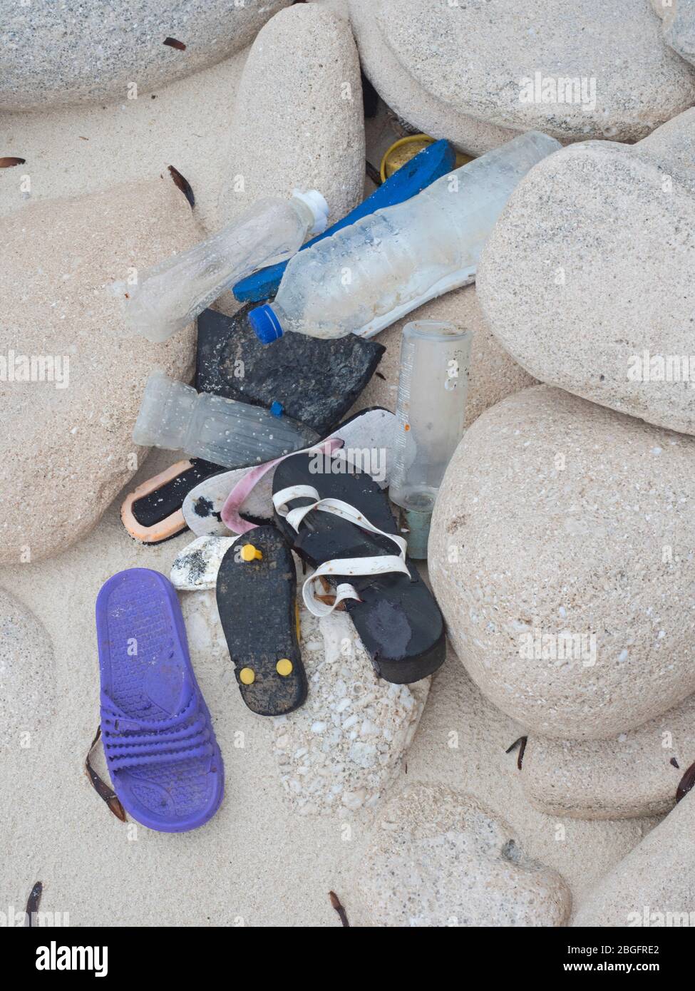 Déchets de plastique délavés à terre sur l'île de Wizard, l'atoll de Cosmoledo, Seychelles Banque D'Images