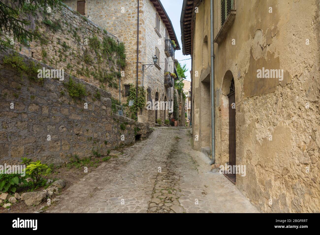 Civitella del Tronto est l'une des petites villes les plus anciennes et caractéristiques de la région des Abruzzes d'Italie - Europe. Allée dans le centre historique Banque D'Images