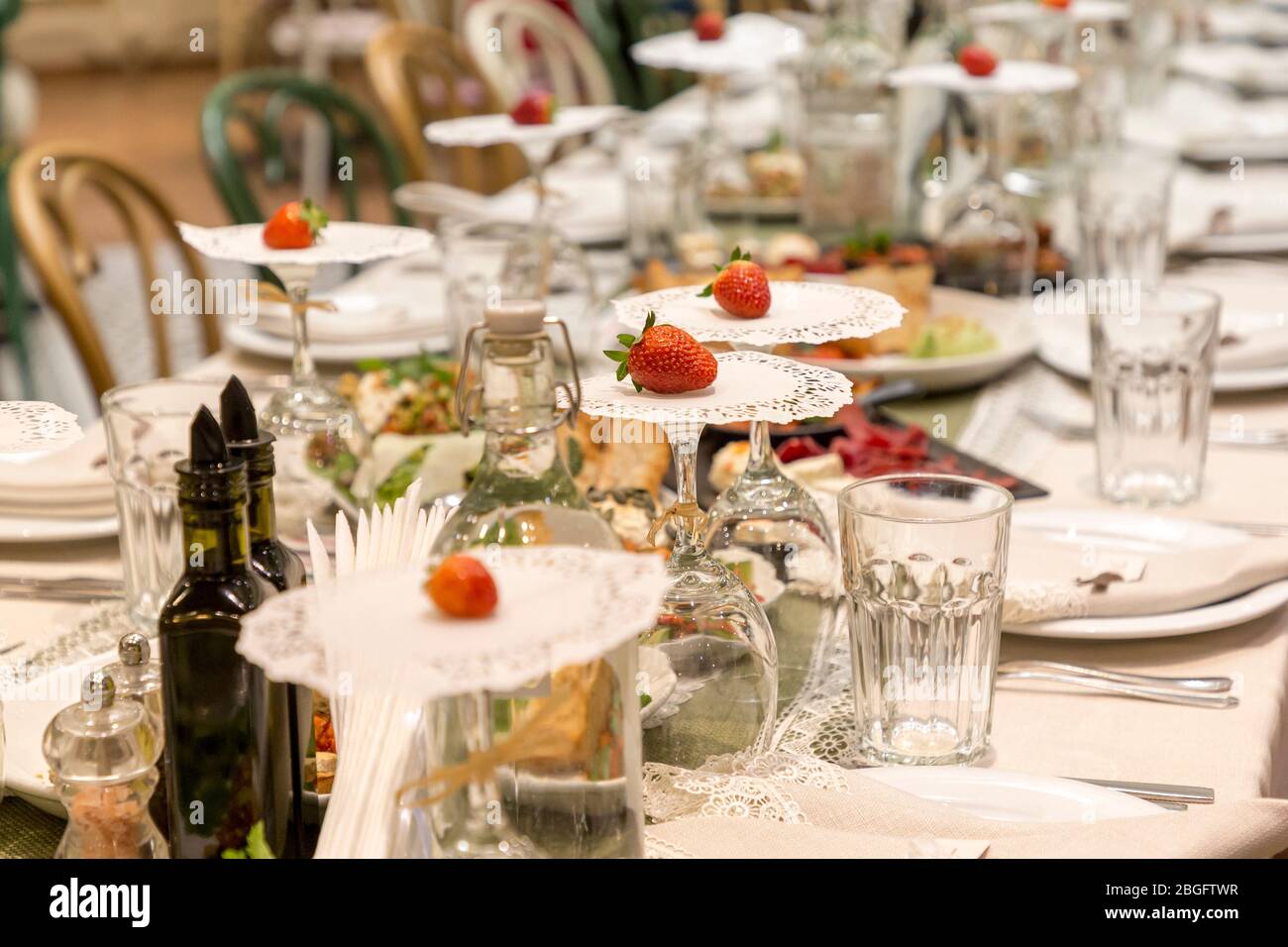 Belle table décoratrice pour la petite fête familiale. Banque D'Images