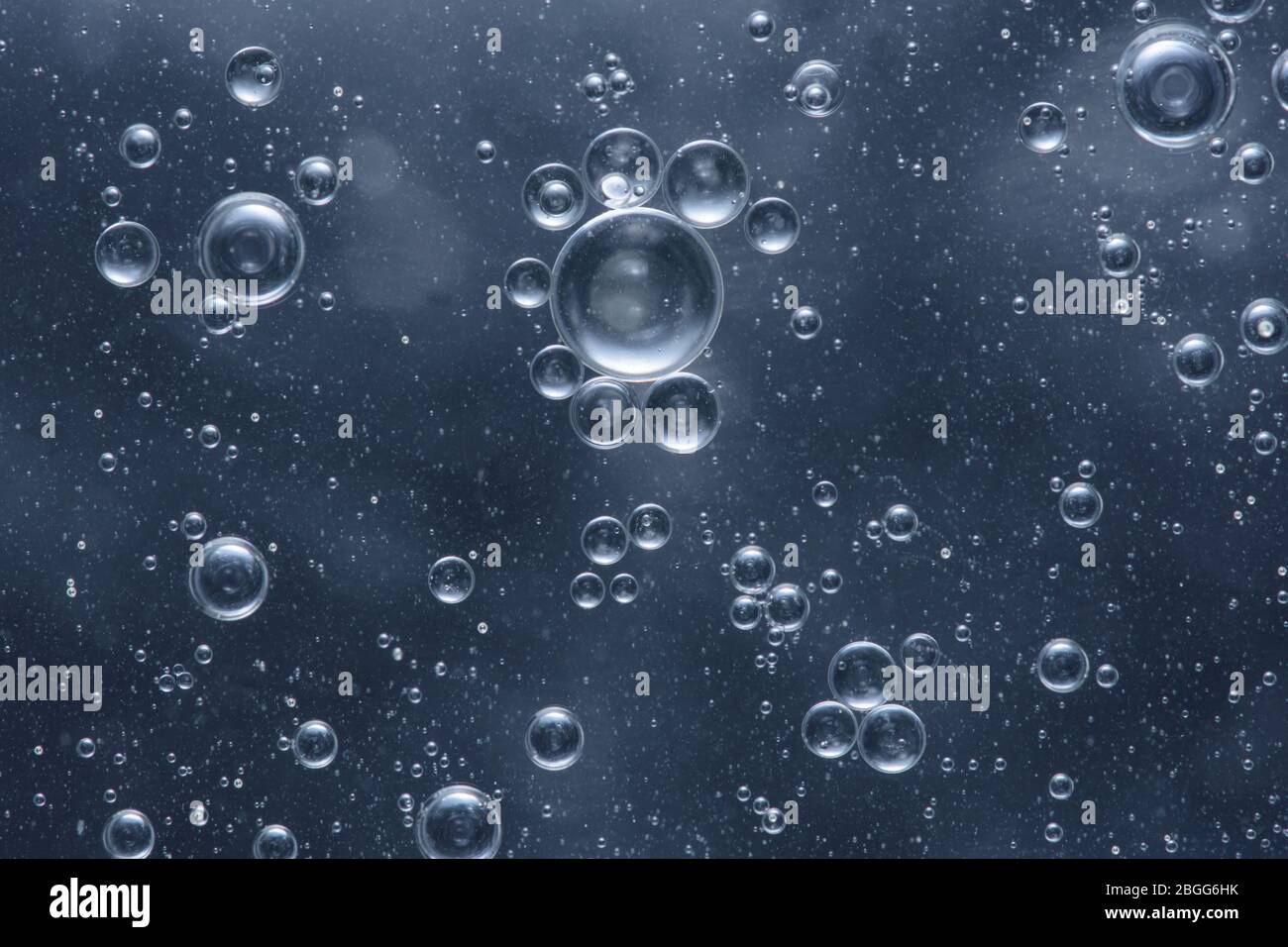 Bulles d'air colorées dans l'eau Banque D'Images