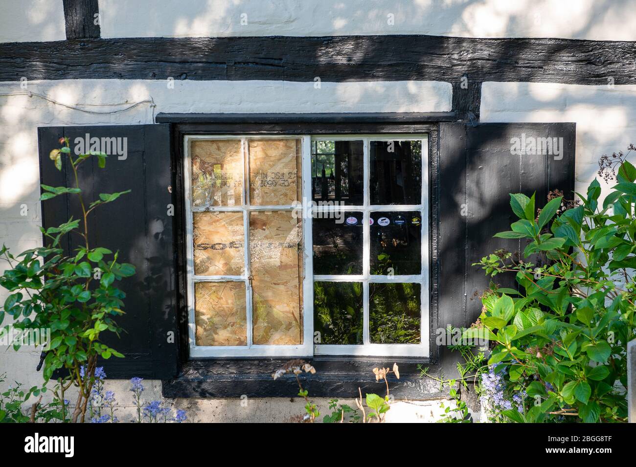 Datchet, Berkshire, Royaume-Uni. 21 avril 2020. Le Royal Stag Pub de Datchet a une fenêtre latérale cassée et est monté à bord pendant la pandémie de coronavirus. Crédit : Maureen McLean/Alay Banque D'Images