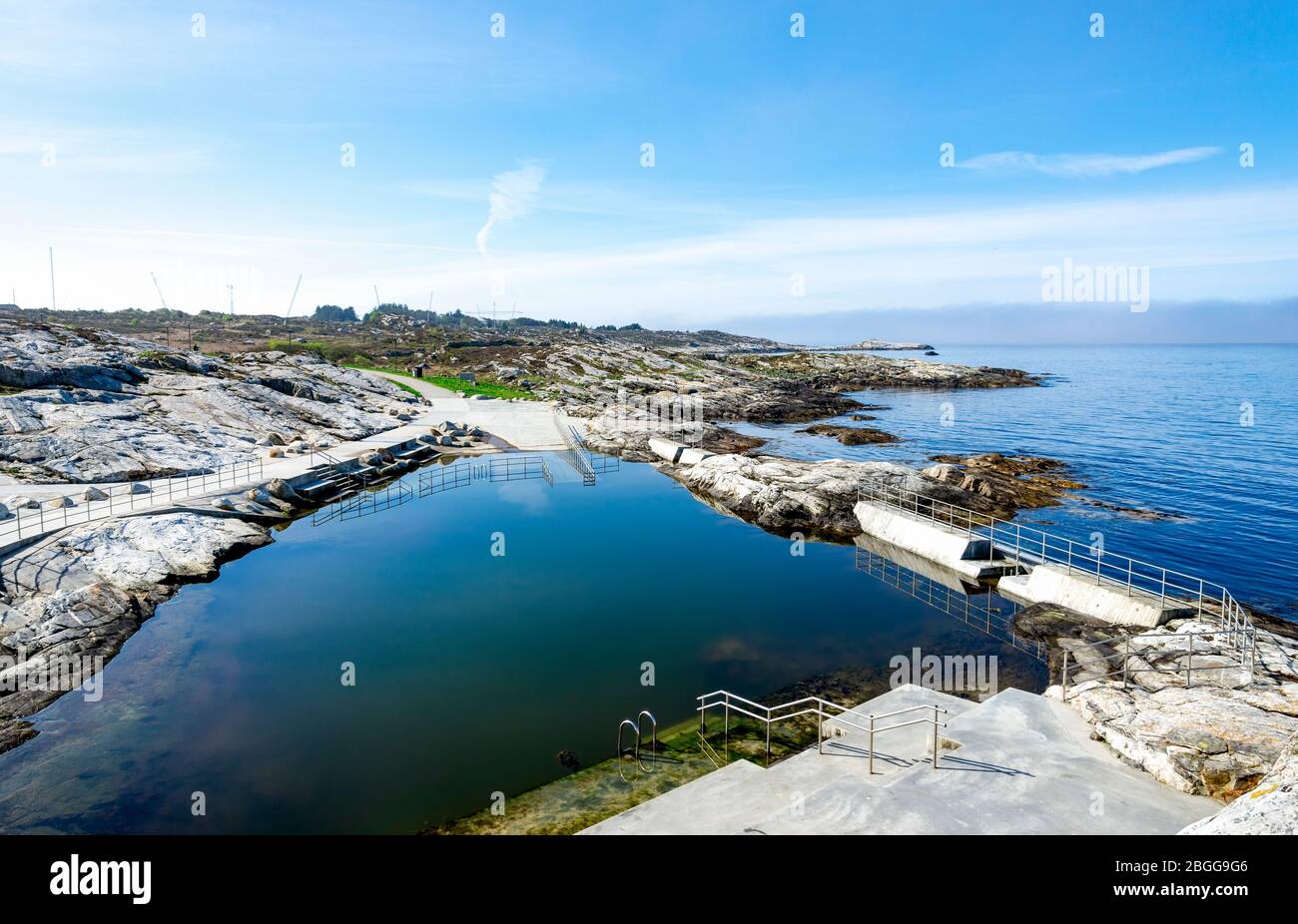 Miroir comme l'eau bleue à Sjobadet Myklebust piscine naturelle de mer tôt le matin, Tananger, Norvège, mai 2018 Banque D'Images