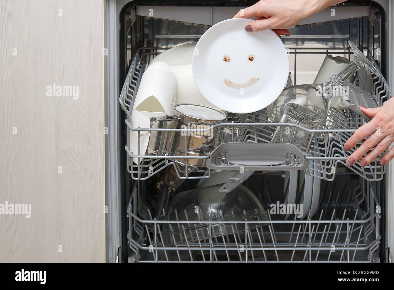 Vaisselle lavée au lave-vaisselle. Lave-vaisselle intégré avec plaques  blanches avant cousues et joyeuses émotions sur plaque. Concept de  nettoyage facile à la maison Photo Stock - Alamy