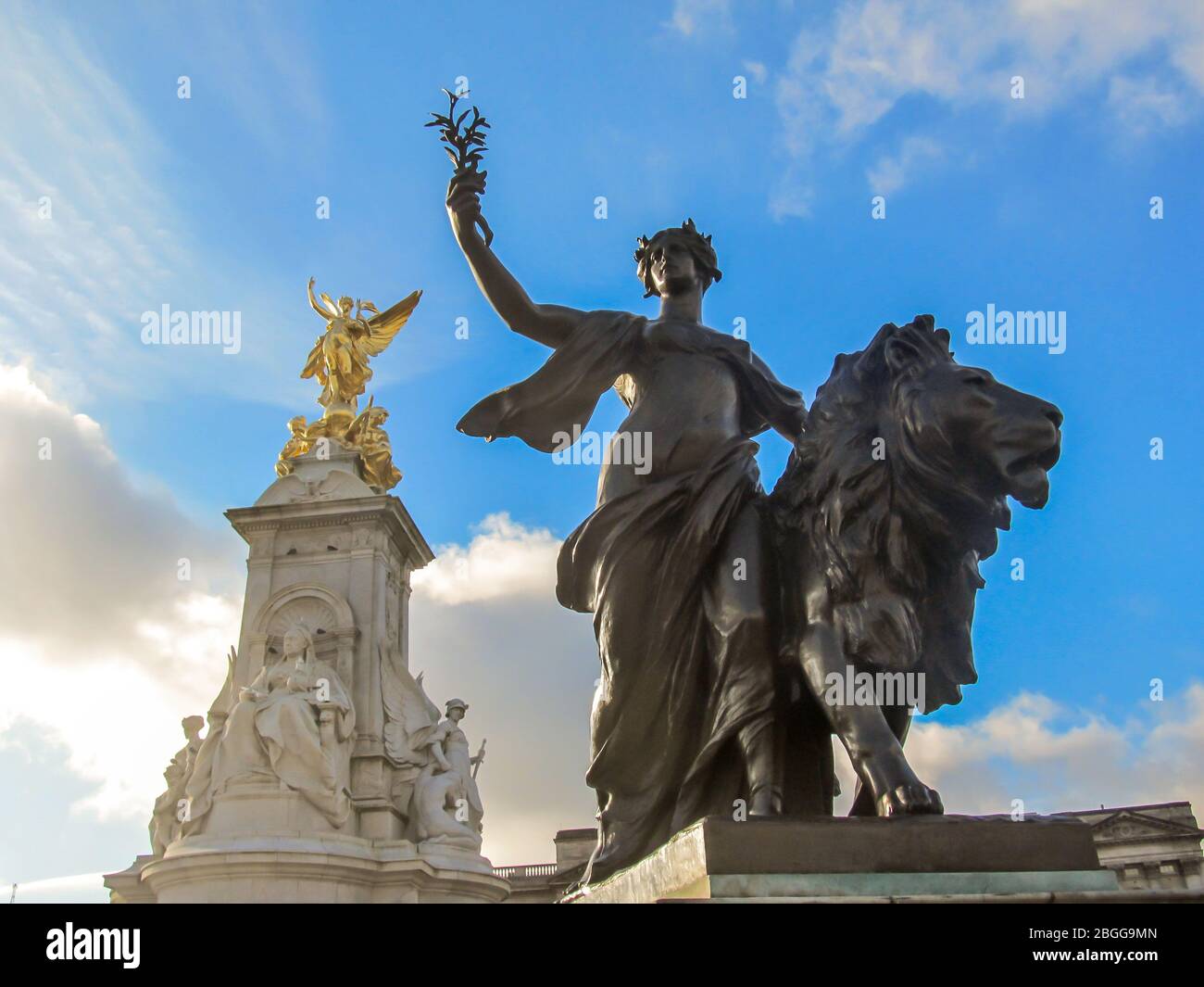 Statue queen victoria woman lion Banque de photographies et d’images à