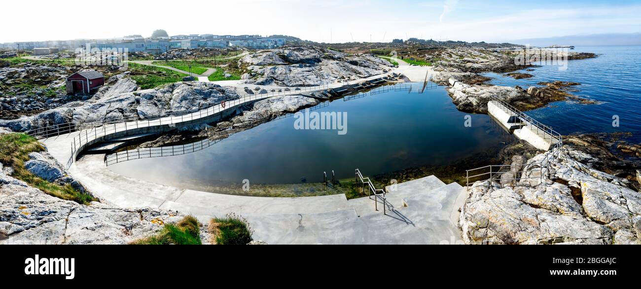 Vue panoramique panoramique panoramique sur un miroir comme la piscine de mer pour nous publique à Sjobadet Myklebust, Tananger, Norvège, mai 2018 Banque D'Images