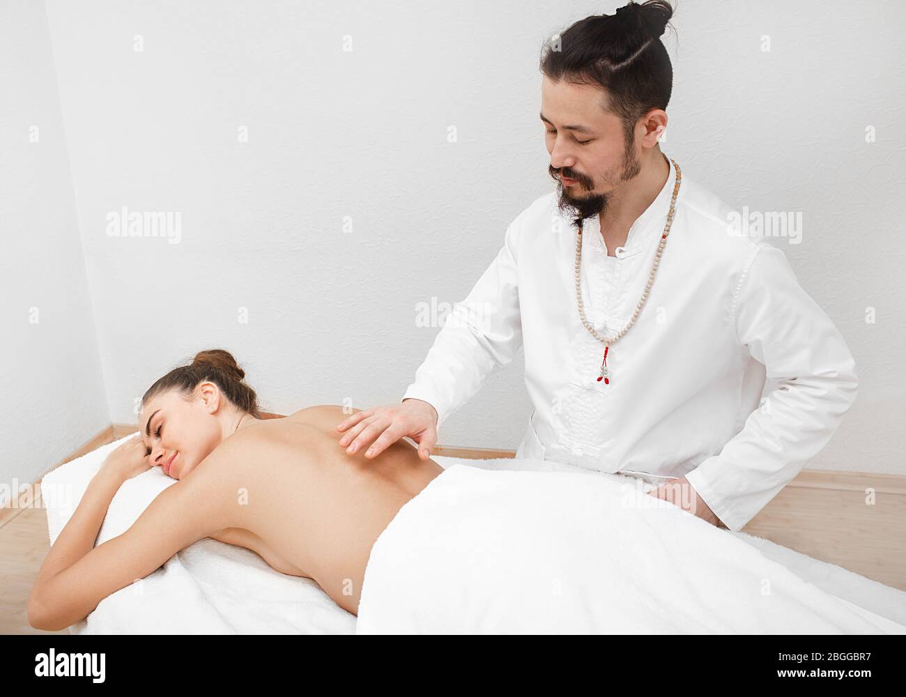 Le chiropraticien donne son énergie au patient. docteur faisant à la femme un massage énergétique Banque D'Images