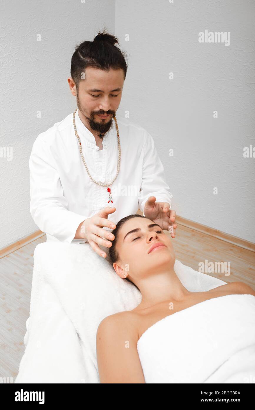 Chiropraticien faisant un massage de tête énergique. Le massage aide à transformer l'énergie négative en énergie positive. Médecine alternative Banque D'Images