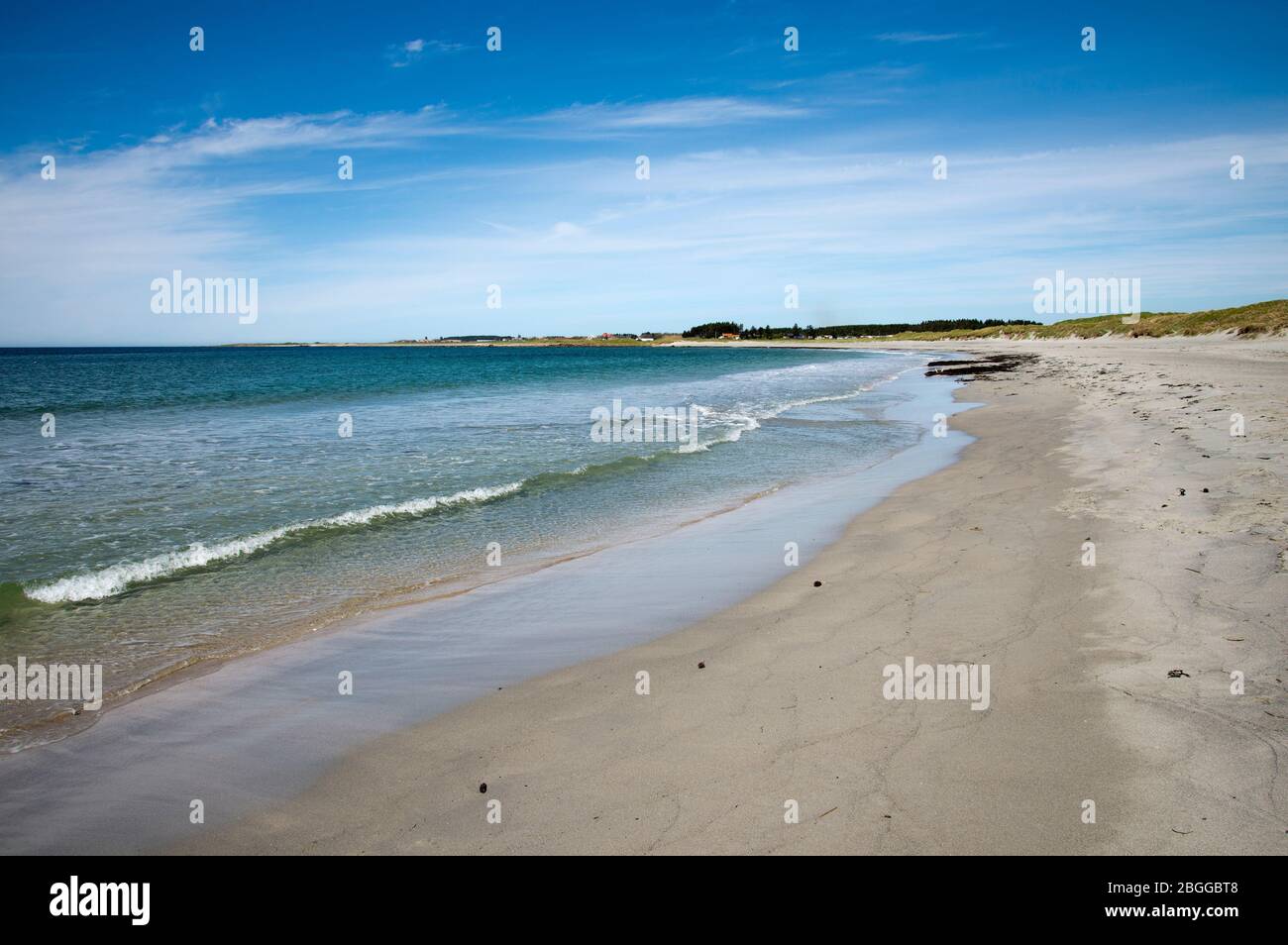 Plage de sable blanc de Refsnesstranda dans une belle belle journée ensoleillée près de Naerbo, Norvège, mai 2018 Banque D'Images