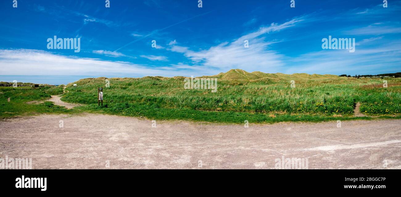 Un sentier longeant les dunes de la plage de Refsnesstranda à un parking dans une belle journée ensoleillée près de Naerbo, Norvège, mai 2018 Banque D'Images