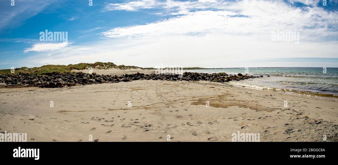 Panorama de la plage de Refsnesstranda divisé par de nombreuses grandes roches pittoresques, Norvège, mai 2018 Banque D'Images