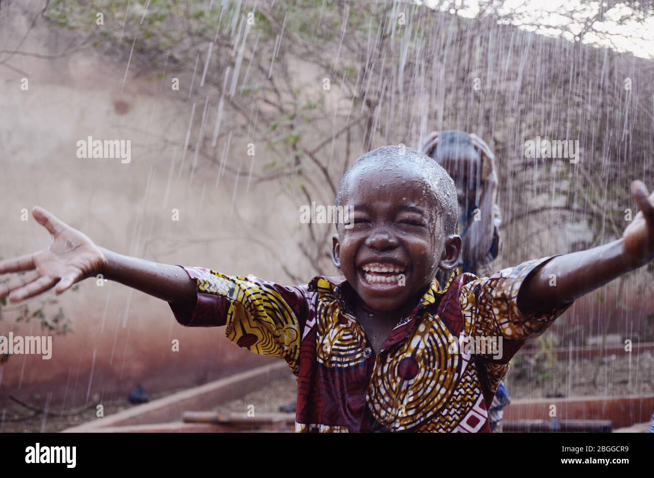Obtenir de l'eau pendant la saison sèche à Bamako, Mali fait des enfants africains une joie incroyable. Banque D'Images