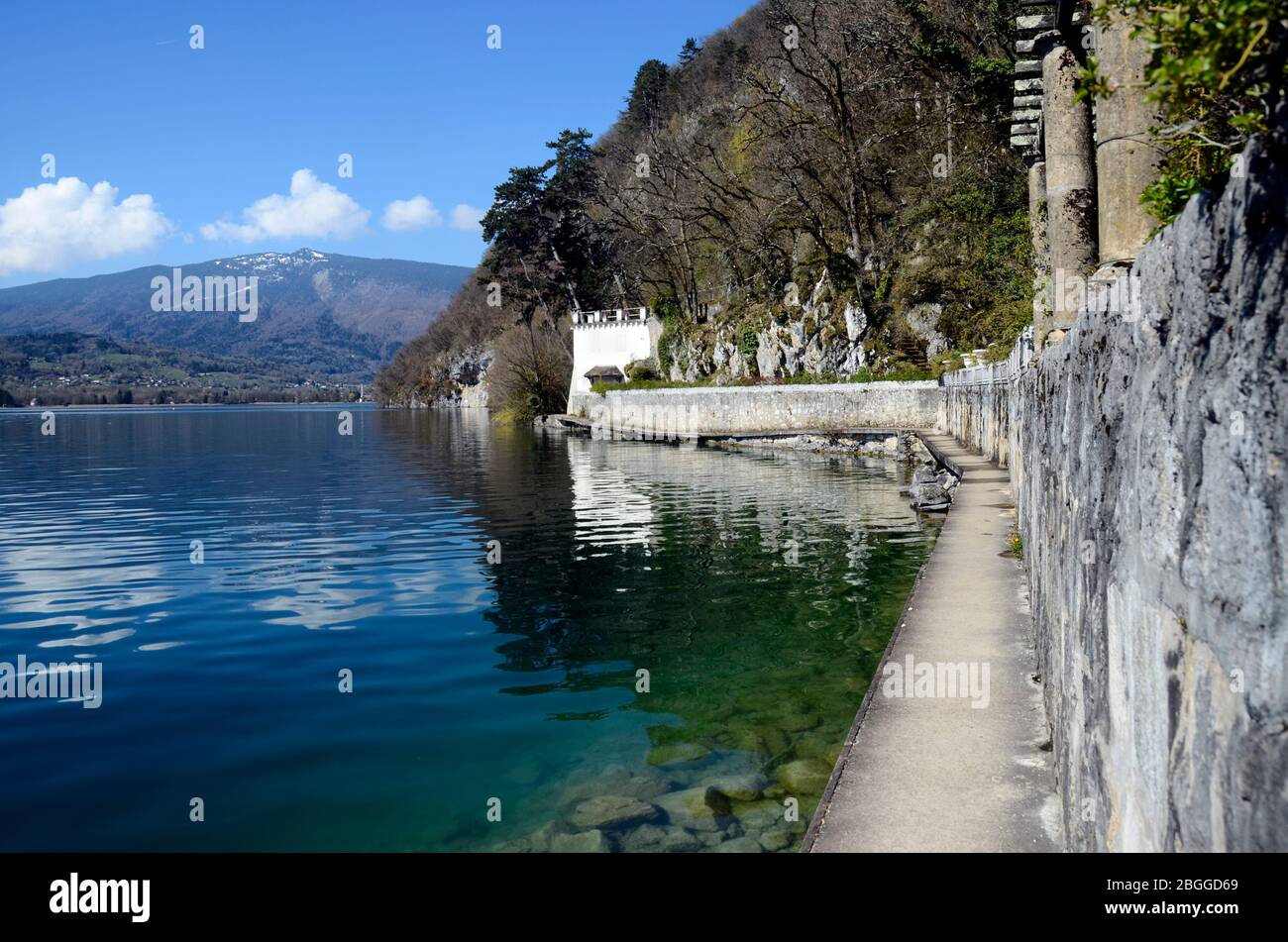 Lac d'Annecy et sentier pédestre dans la baie de Talloires, France Banque D'Images