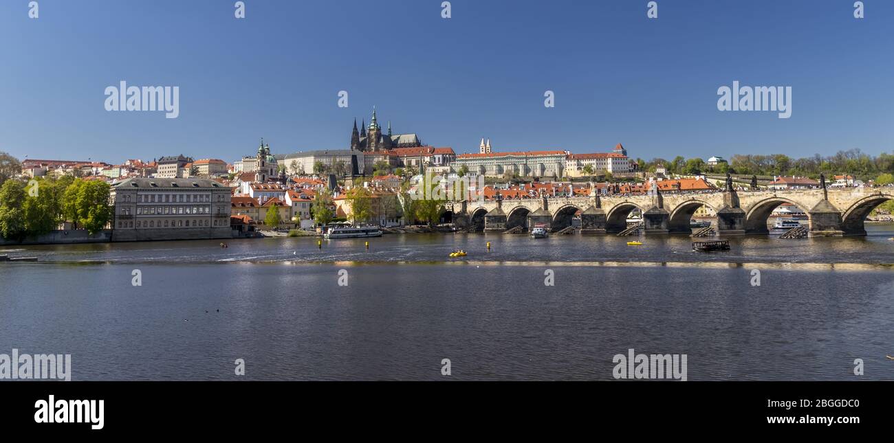 Pont Charles et panorama du château de Prague. Capitale de la république tchèque. Journée ensoleillée. Banque D'Images