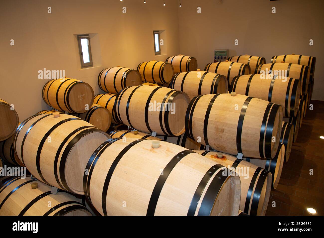 Cave avec fûts en bois pour le stockage du vin à bordeaux Médoc Photo Stock  - Alamy