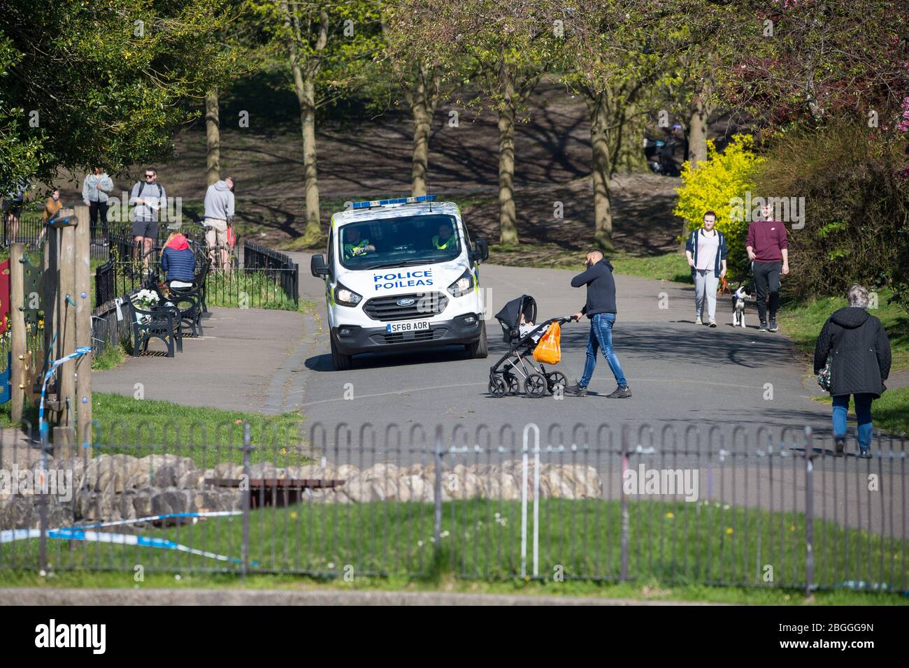 Glasgow, Royaume-Uni. 21 avril 2020. Photo : présence policière élevée dans le parc pour s'assurer que tout le monde est distanciation sociale et prend au plus une heure d'exercice quotidien. Scènes du parc Kelvingrove à Glasgow pendant le verrouillage du coronavirus (COVID-19). Crédit : Colin Fisher/Alay Live News Banque D'Images