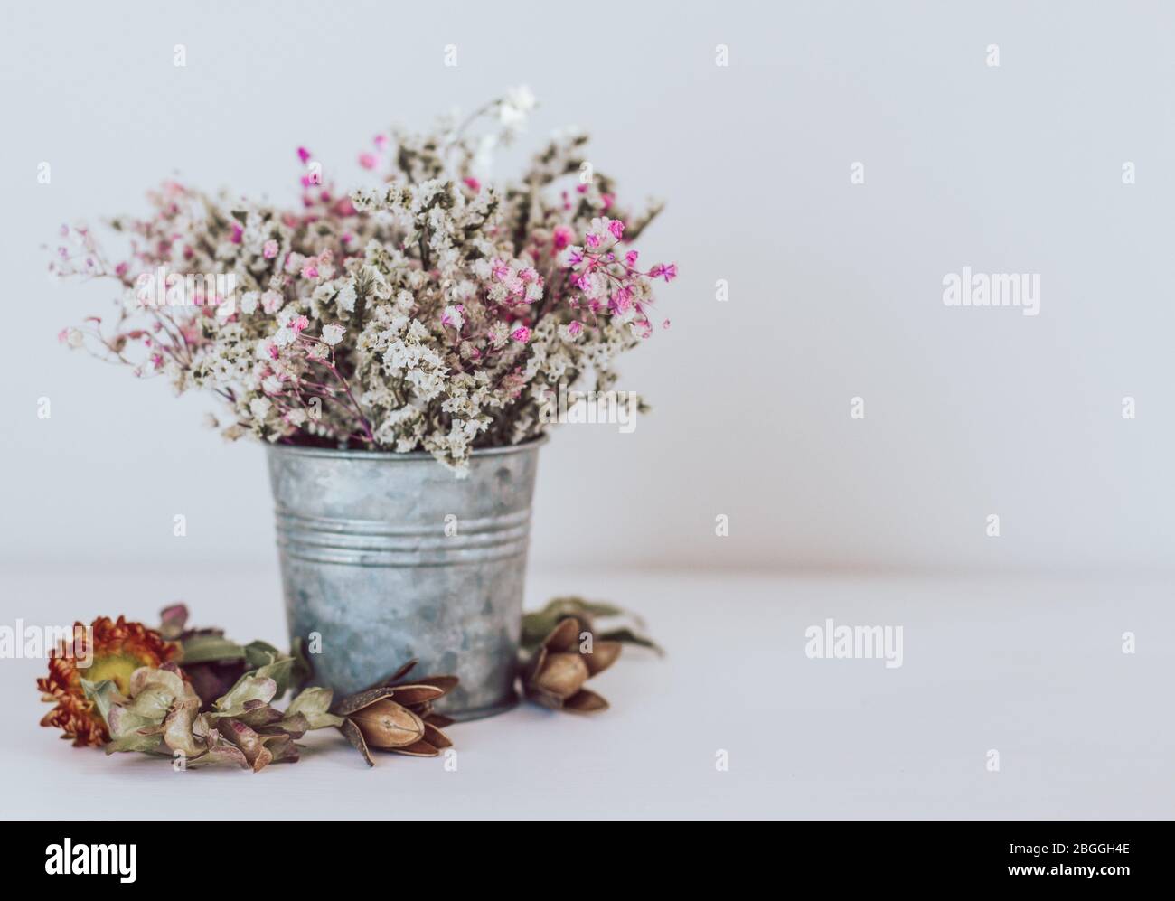Fleurs séchées dans un seau en fer rustique. Composition florale style boho. Banque D'Images