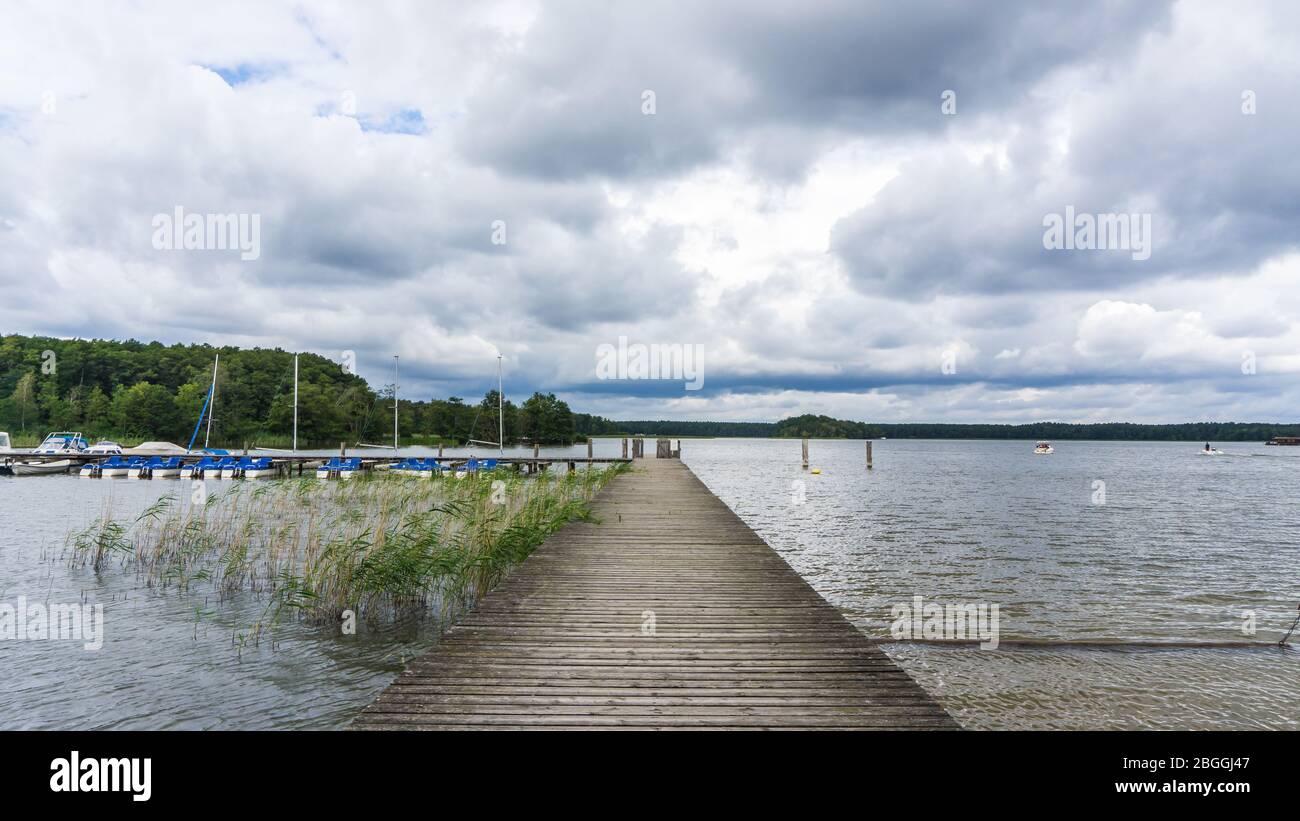 Jetée avec voiliers au lac de Rheinsberg Banque D'Images