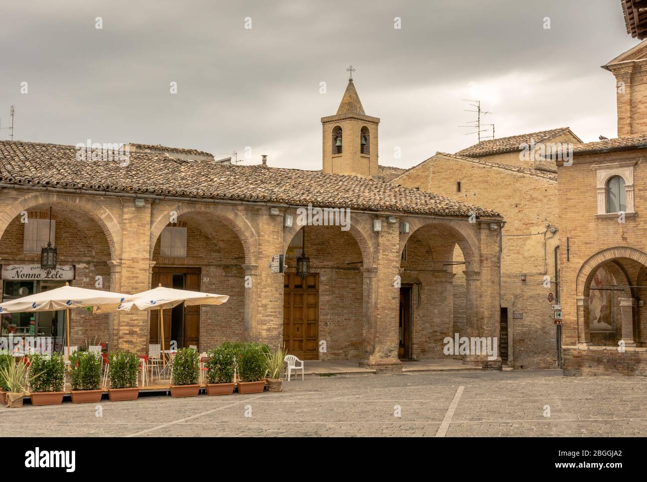 Offida, un magnifique village riche en histoire et traditions, surplombant les collines relaxantes des Marches, à mi-chemin entre Ascoli Piceno et la mer Banque D'Images