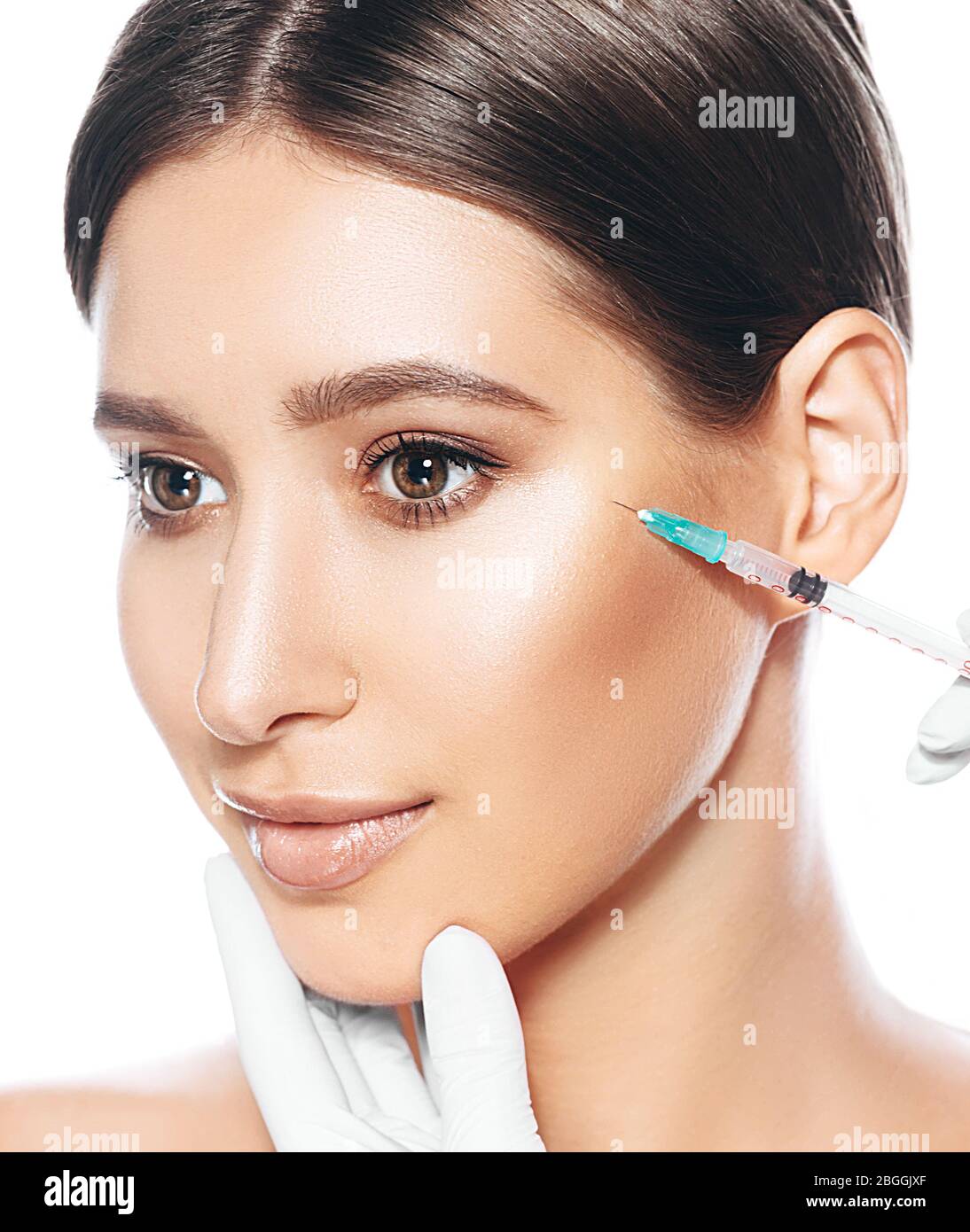 blocage des rides faciales, des injections de toxine botulinique. Visage féminin pendant une procédure de déport Banque D'Images