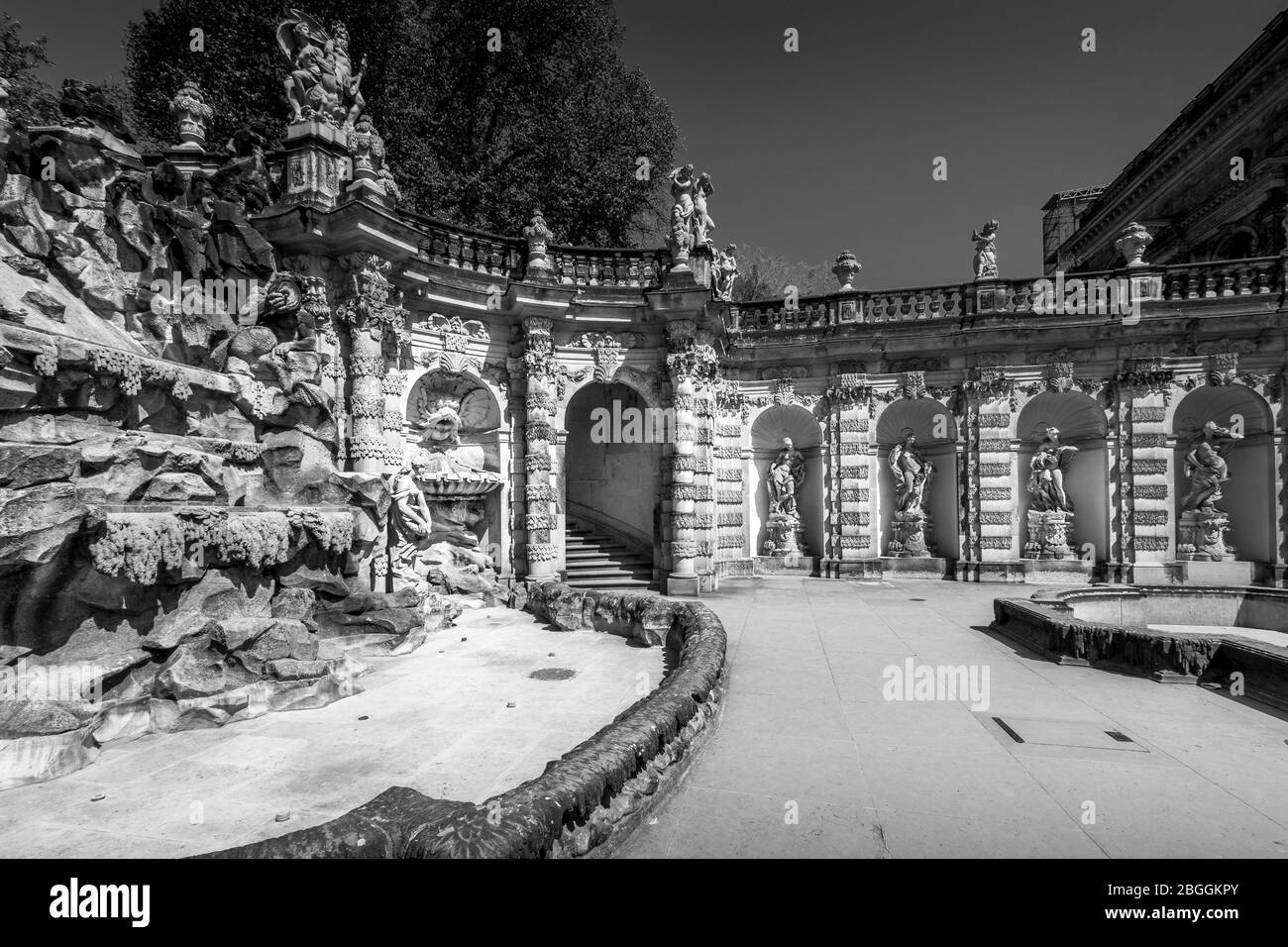 Le complexe de palais Zwinger fontaines dans le style baroque. Photo en noir et blanc. Banque D'Images