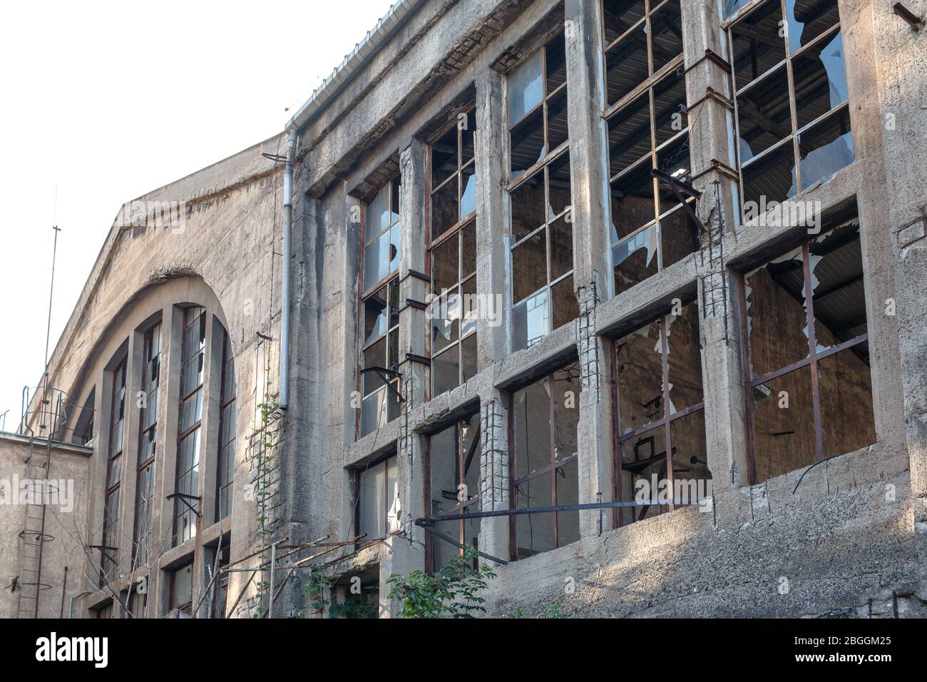 Un bâtiment d'entrepôt à Budapest avec des fenêtres cassées Banque D'Images